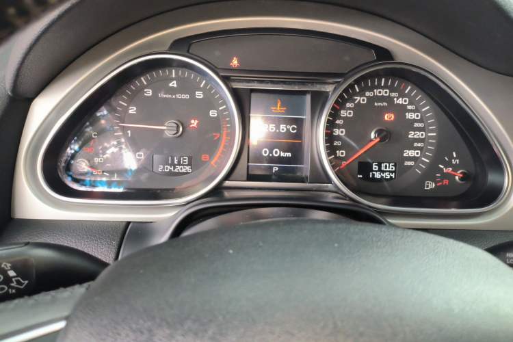 Used Audi Q7 2014 35 TFSI Ambition Edition Odometer Close Up
