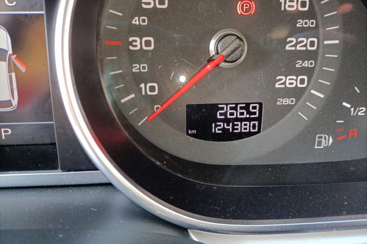 Used Audi Q7 2014 35 TFSI Off-road Model Odometer Close Up