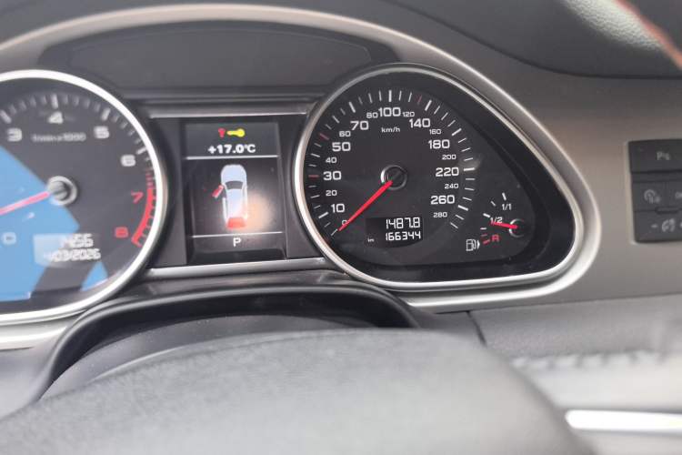 Used Audi Q7 2014 35 TFSI Ambition Edition Odometer Close Up