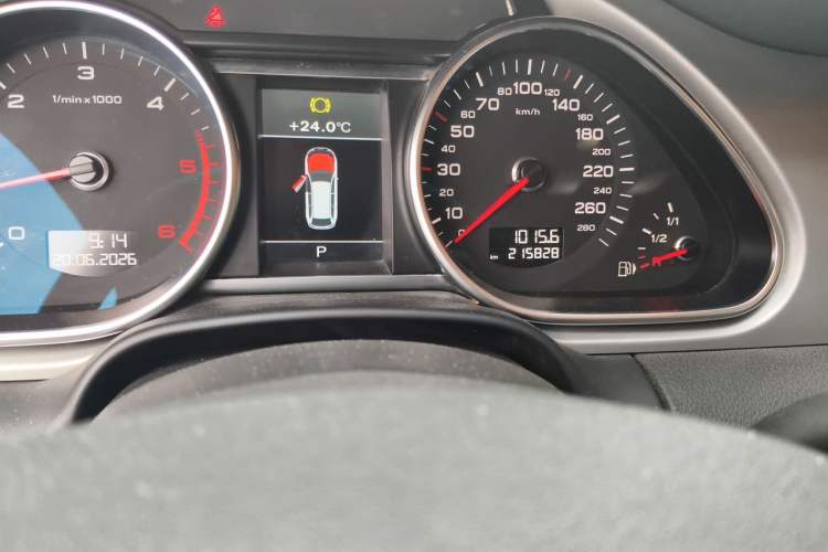 Used Audi Q7 2014 35 TDI Sport Edition Odometer Close Up