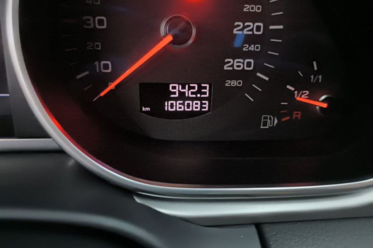 Used Audi Q7 2014 35 TFSI Sport Edition Odometer Close Up