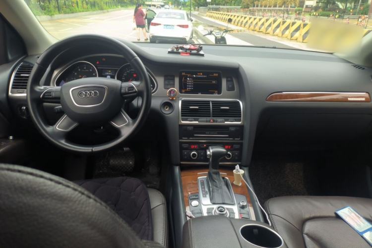 Used Audi Q7 2014 35 TFSI Exclusive Edition Center Console