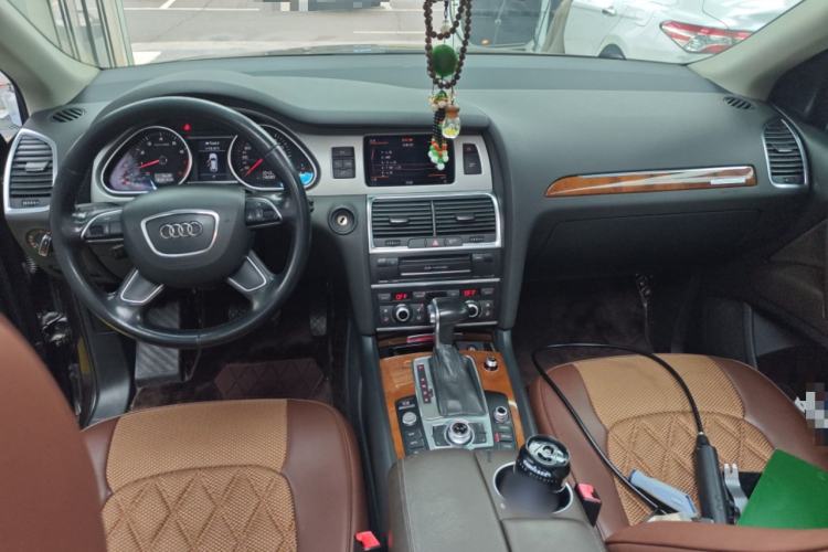 Used Audi Q7 2014 35 TFSI Ambition Edition Center Console