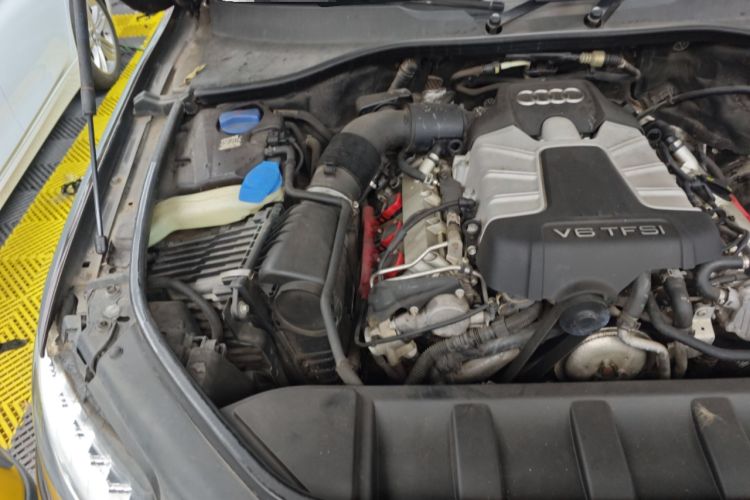 Used Audi Q7 2014 35 TFSI Ambition Edition Engine Bay Right
