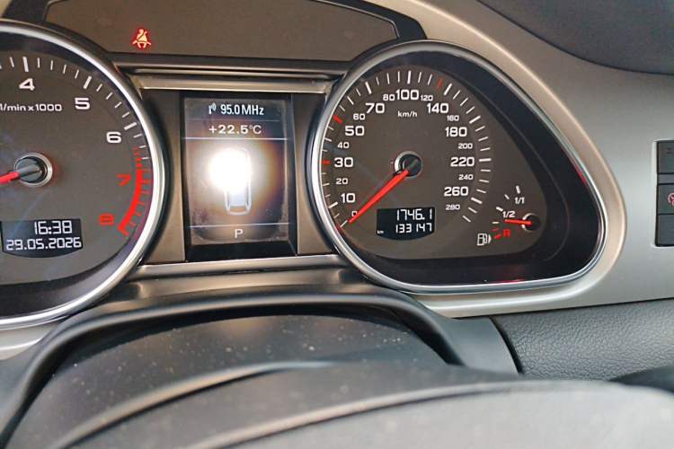 Used Audi Q7 2014 35 TFSI Ambition Edition Odometer Close Up