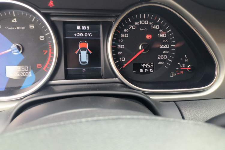 Used Audi Q7 2014 35 TFSI Exclusive Edition Odometer Close Up