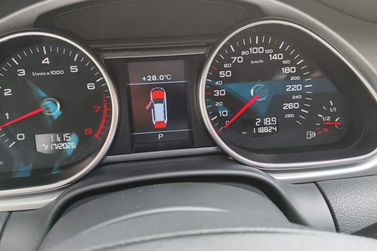 Used Audi Q7 2014 35 TFSI Ambition Edition Odometer Close Up