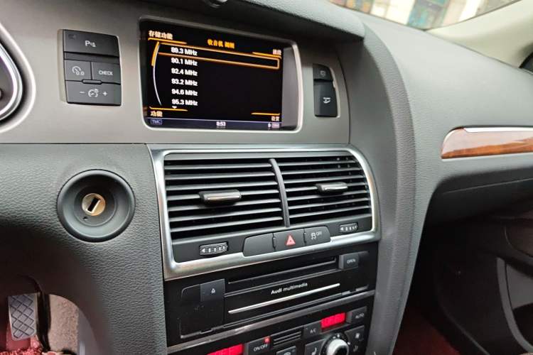 Used Audi Q7 2014 40 TFSI off-road version Audio And AC Panel