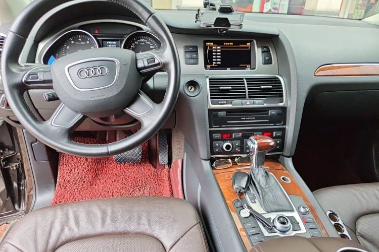 Used Audi Q7 2014 40 TFSI off-road version Center Console