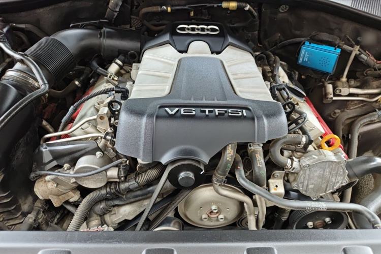 Used Audi Q7 2014 40 TFSI off-road version Engine Bay