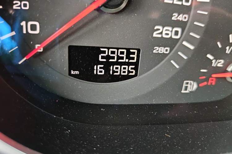 Used Audi Q7 2014 40 TFSI off-road version Odometer Close Up