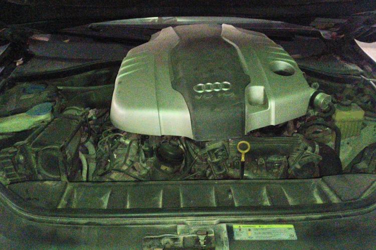 Used Audi Q7 2014 35 TDI Off-road Model Engine Bay