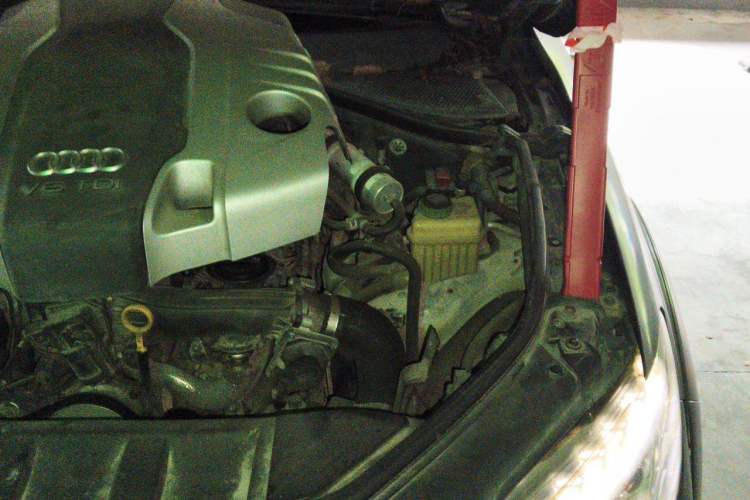 Used Audi Q7 2014 35 TDI Off-road Model Engine Bay Left