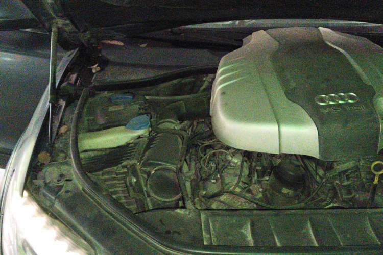 Used Audi Q7 2014 35 TDI Off-road Model Engine Bay Right