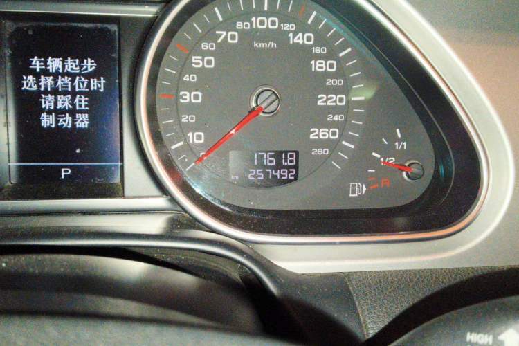Used Audi Q7 2014 35 TDI Off-road Model Odometer Close Up