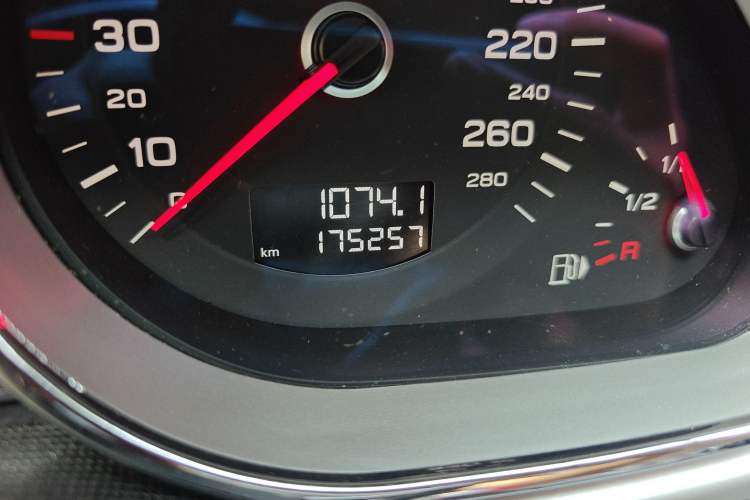 Used Audi Q7 2014 35 TFSI Ambition Edition Odometer Close Up