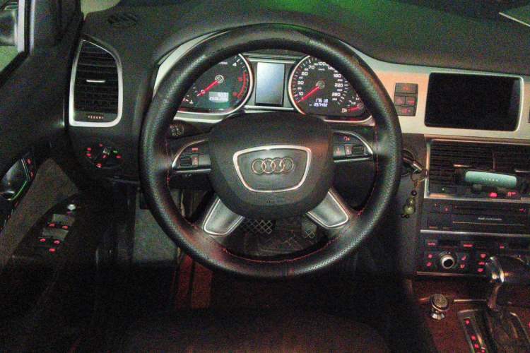 Used Audi Q7 2014 35 TDI Off-road Model Steering Wheel
