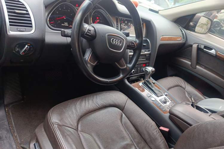 Used Audi Q7 2014 35 TFSI Ambition Edition Center Console