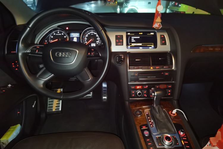 Used Audi Q7 2014 35 TFSI Sport Edition Center Console