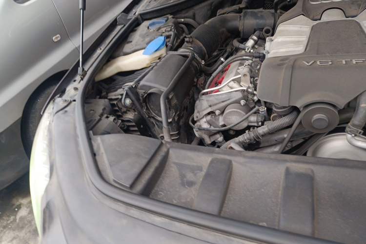 Used Audi Q7 2014 35 TFSI Ambition Edition Engine Bay Right