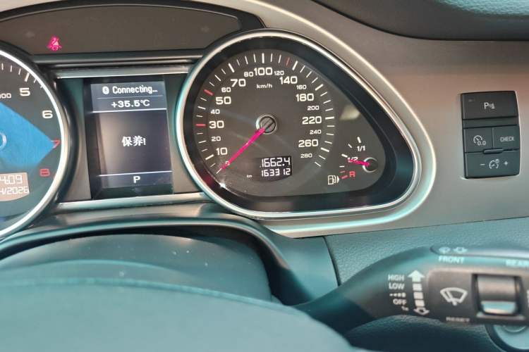 Used Audi Q7 2014 35 TFSI Sport Edition Odometer Close Up