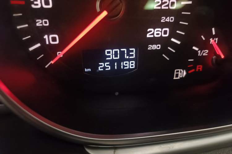 Used Audi Q7 2014 35 TFSI Sport Edition Odometer Close Up