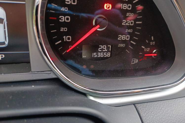 Used Audi Q7 2014 35 TFSI Ambition Edition Odometer Close Up