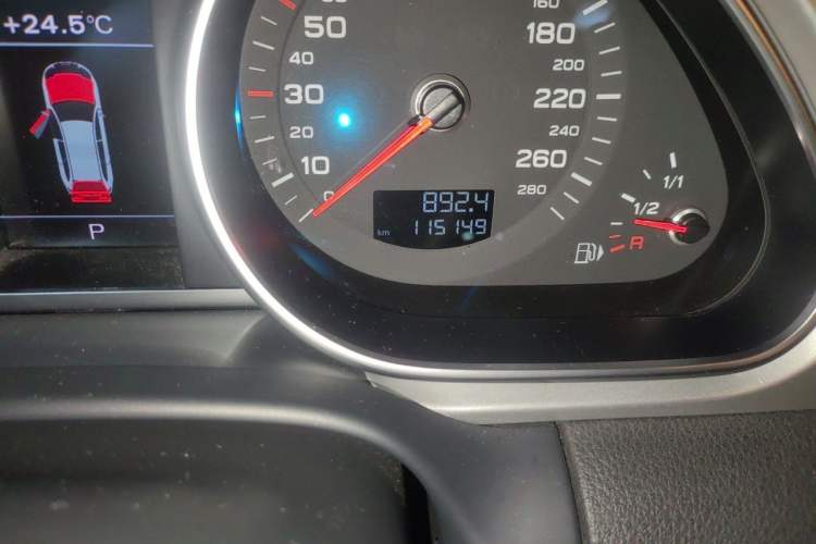 Used Audi Q7 2014 35 TFSI Sport Edition Odometer Close Up