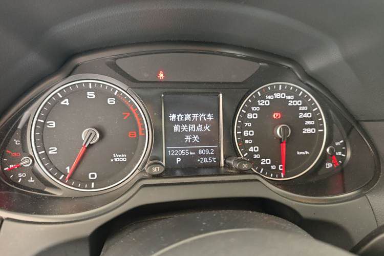 Used Audi Q7 2014 35 TFSI Ambition Edition Odometer Close Up