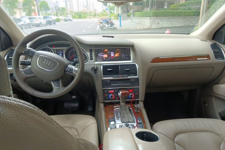 Used Audi Q7 2014 35 TFSI Off-road Model Center Console