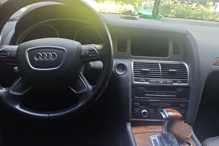 Used Audi Q7 2014 35 TFSI Off-road Model Center Console
