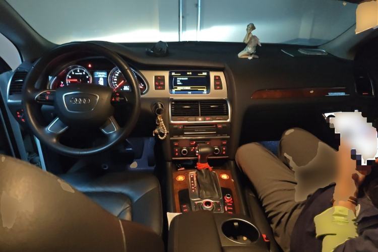 Used Audi Q7  Center Console