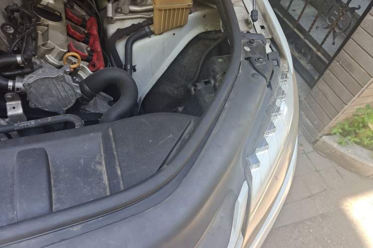 Used Audi Q7 2014 35 TFSI Off-road Model Engine Bay Left