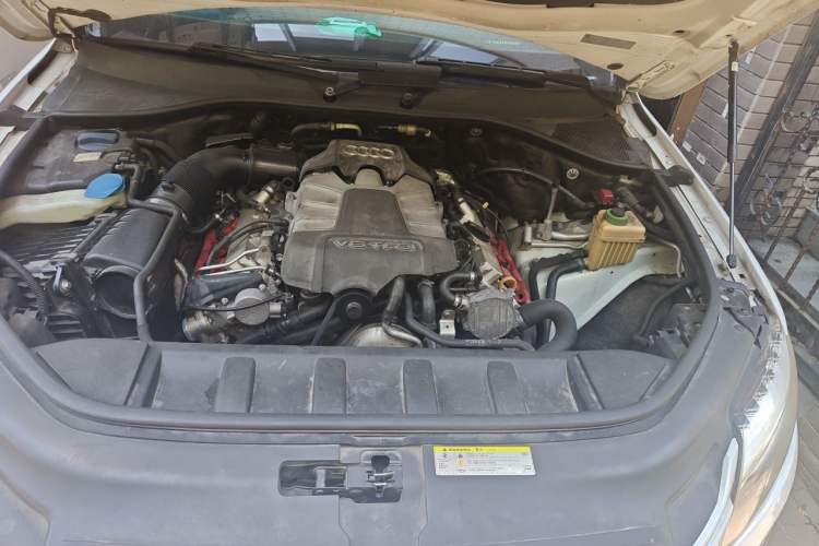 Used Audi Q7 2014 35 TFSI Off-road Model Engine Bay
