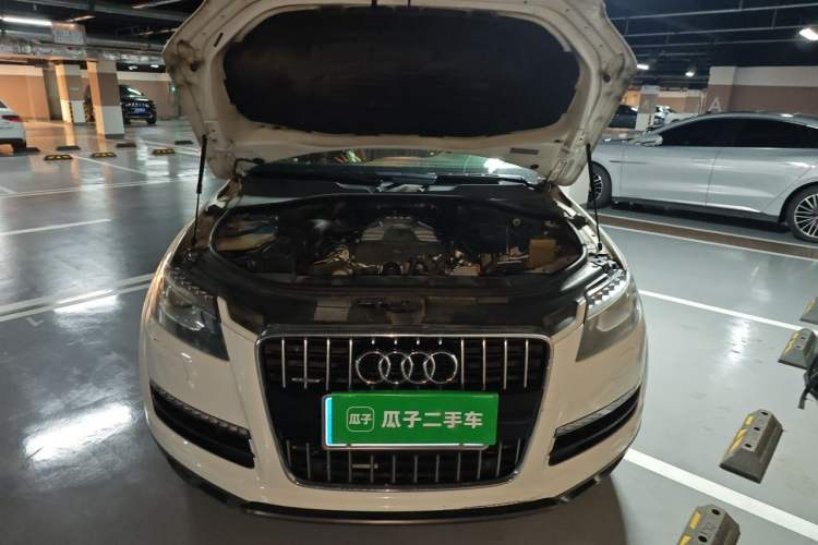 Used Audi Q7  Engine Bay
