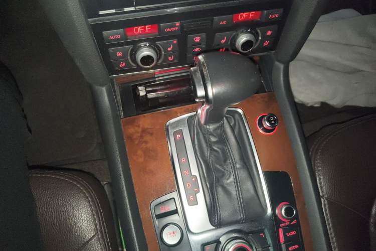 Used Audi Q7 2014 35 TFSI Ambition Edition Gear Lever