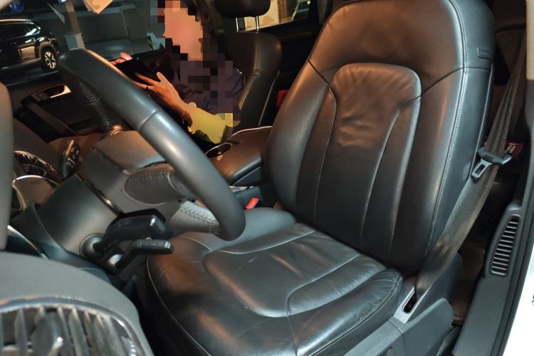 Used Audi Q7  Left Front Seat