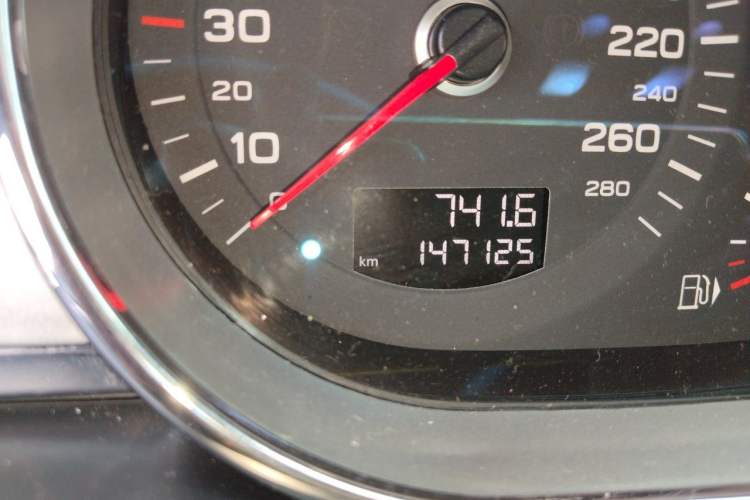 Used Audi Q7 2014 35 TFSI Ambition Edition Odometer Close Up