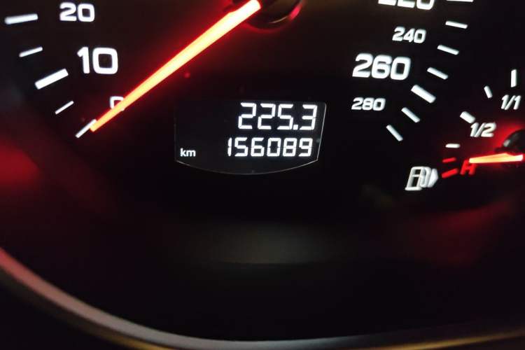 Used Audi Q7 2014 40 TFSI Sport Edition Odometer Close Up