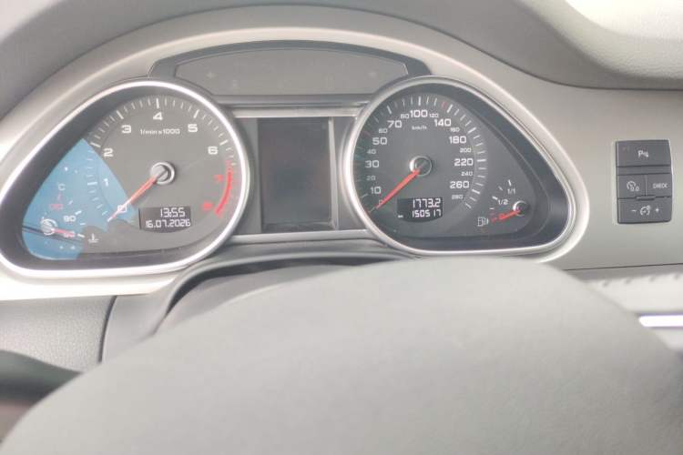 Used Audi Q7 2014 35 TFSI Ambition Edition Odometer Close Up