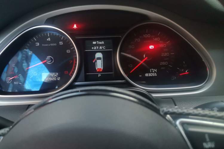 Used Audi Q7 2014 35 TFSI Sport Edition Odometer Close Up