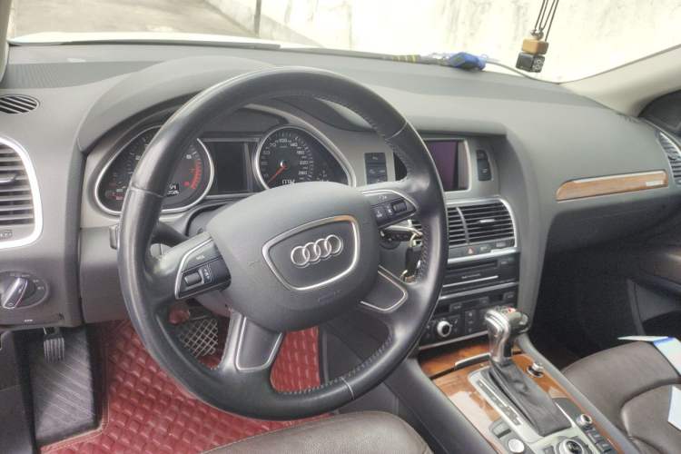 Used Audi Q7 2014 35 TFSI Ambition Edition Steering Wheel