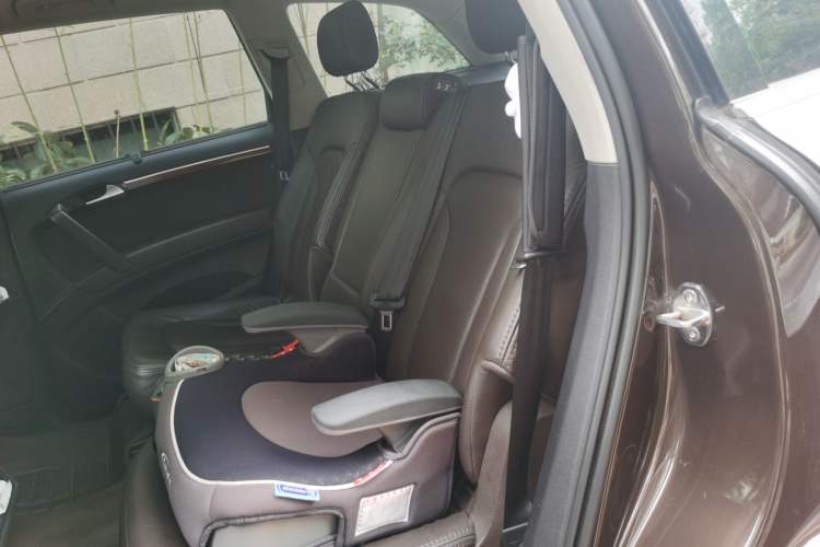 Used Audi Q7 2014 35 TFSI Ambition Edition Left Rear Seat