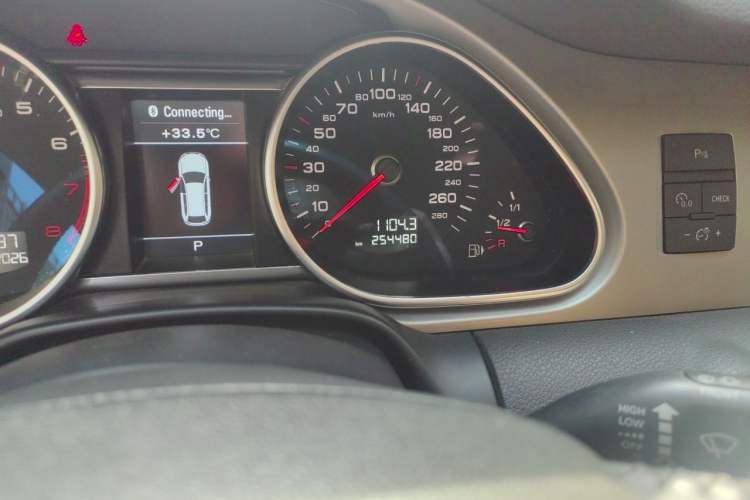 Used Audi Q7 2014 35 TFSI Sport Edition Odometer Close Up