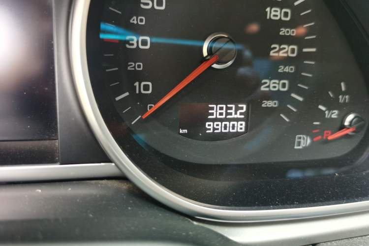 Used Audi Q7 2014 35 TFSI Ambition Edition Odometer Close Up