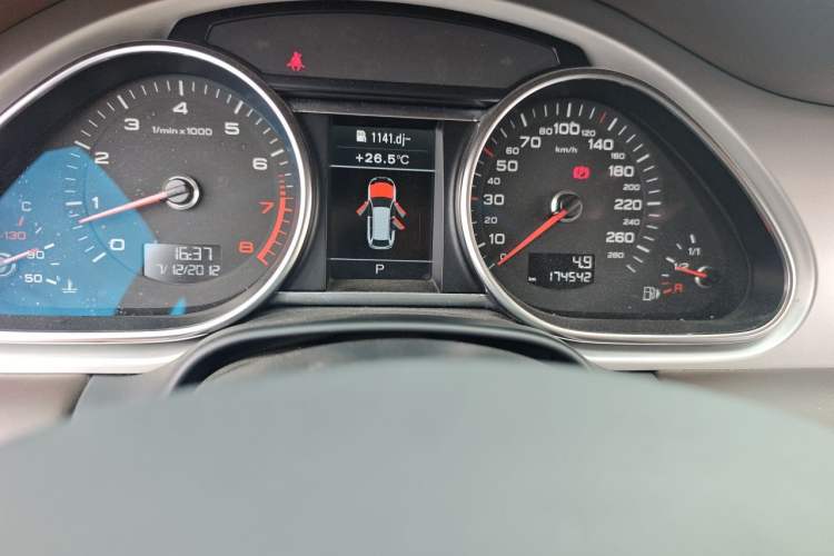 Used Audi Q7 2014 35 TFSI Exclusive Edition Odometer Close Up