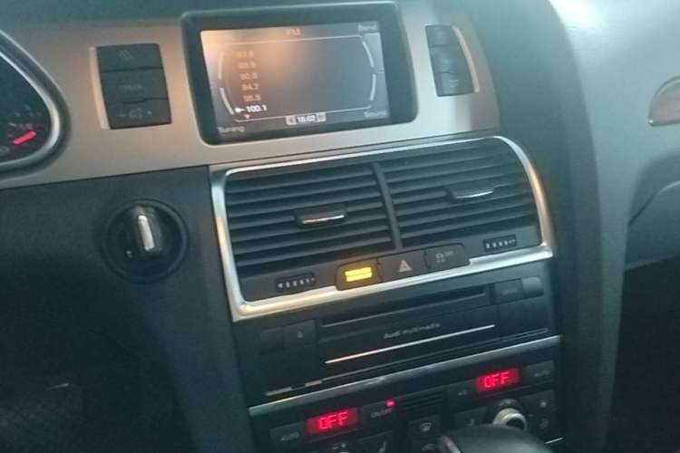 Used Audi Q7 2015 35 TFSI Ambition Edition Audio And AC Panel