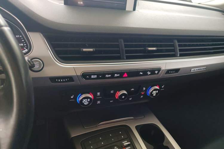 Used Audi Q7 2015 35 TFSI Ambition Edition Audio And AC Panel