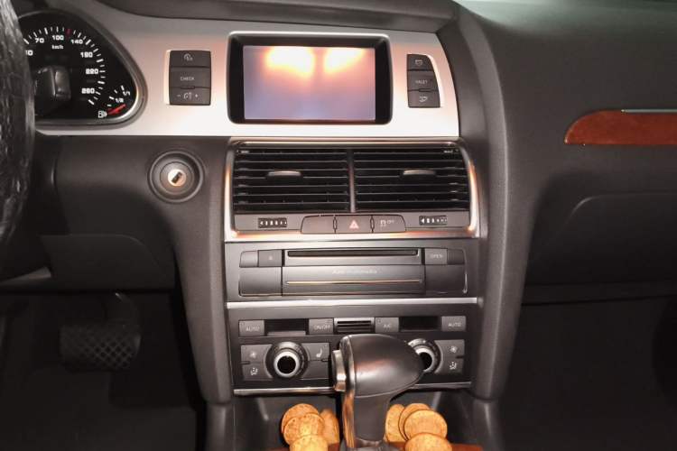 Used Audi Q7 2015 35 TFSI Ambition Edition Audio And AC Panel