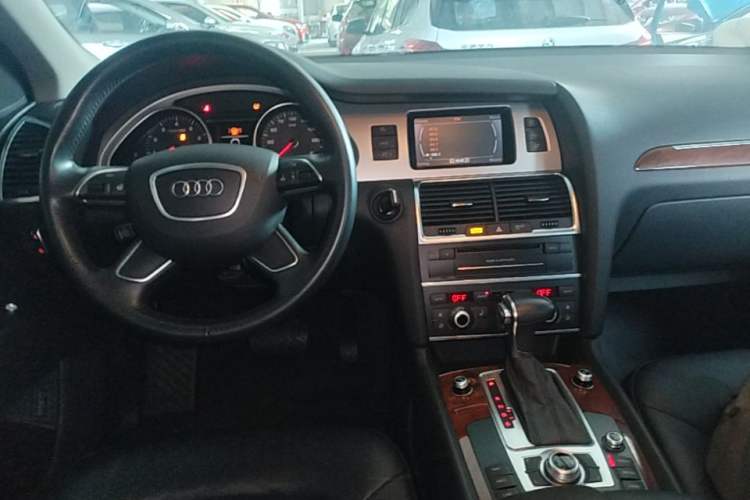Used Audi Q7 2015 35 TFSI Ambition Edition Center Console